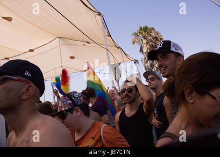 Tel Aviv, Israël. 09Th Juin, 2017. Parade Gay de Tel Aviv. Les gens célébrant Crédit : Sophia/Avnilov Alamy Live News Banque D'Images
