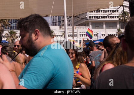 Tel Aviv, Israël. 09Th Juin, 2017. Parade Gay de Tel Aviv. Un drapeau arc-en-ciel avec un magen David sur c'est voler haut Crédit : Sophia Avnilov/Alamy Live News Banque D'Images