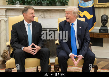 Washington, DC, USA. 09Th Juin, 2017. Le président américain, Donald J. Trump (R) et le président de la Roumanie Klaus Iohannis (L) répondre dans le bureau ovale de la Maison Blanche, à Washington, DC, USA, 09 juin 2017. Crédit : Michael Reynolds/Piscine via CNP - AUCUN FIL SERVICE - Photo : Michael Reynolds/Piscine via CNP/consolidé/dpa/Alamy Live News Banque D'Images