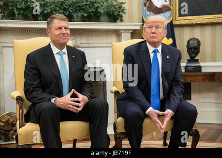 Washington, DC, USA. 09Th Juin, 2017. Le président américain, Donald J. Trump (R) et le président de la Roumanie Klaus Iohannis (L) répondre dans le bureau ovale de la Maison Blanche, à Washington, DC, USA, 09 juin 2017. Crédit : Michael Reynolds/Piscine via CNP - AUCUN FIL SERVICE - Photo : Michael Reynolds/Piscine via CNP/consolidé/dpa/Alamy Live News Banque D'Images