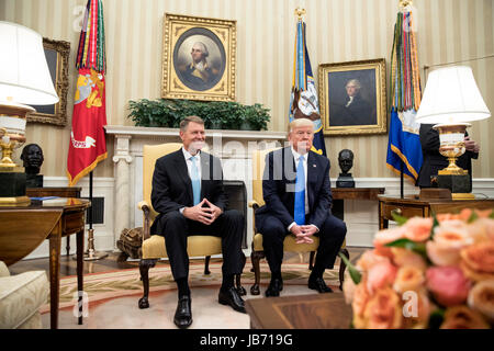 Washington, DC, USA. 09Th Juin, 2017. Le président américain, Donald J. Trump (R) et le président de la Roumanie Klaus Iohannis (L) répondre dans le bureau ovale de la Maison Blanche, à Washington, DC, USA, 09 juin 2017. Crédit : Michael Reynolds/Piscine via CNP - AUCUN FIL SERVICE - Photo : Michael Reynolds/Piscine via CNP/consolidé/dpa/Alamy Live News Banque D'Images