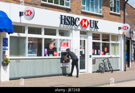 HSBC Bank au Royaume-Uni avec personne à l'aide de distributeur. Banque D'Images