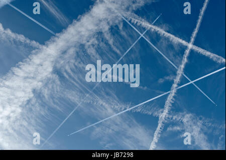 Un trop grand nombre des avions volant sur bleu ciel avec des traces Banque D'Images