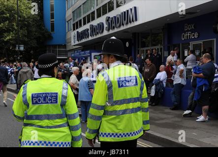 La POLICE À L'EXTÉRIEUR DU STADE QPR V BOLTON WANDERERS LOFTUS ROAD STADIUM Londres Angleterre 13 Août 2011 Banque D'Images