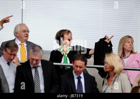 DELIA SMITH & MARI V Wigan Athletic CIT NORWICH NORWICH CITY V Wigan Athletic DW Stadium WIGAN ANGLETERRE 13 Août 2011 Banque D'Images