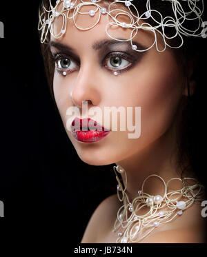 La décoration. Portrait de femme magnifique avec des perles et des perles Banque D'Images