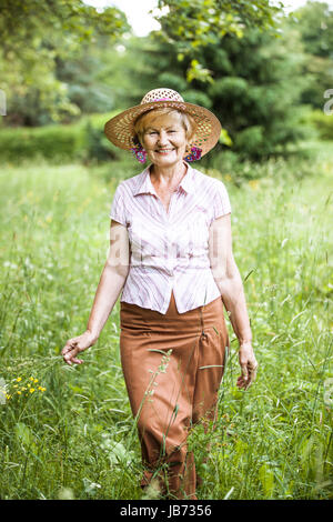 La sérénité. Friendly hauts paysanne dans la paille dans le pré Smiling Banque D'Images