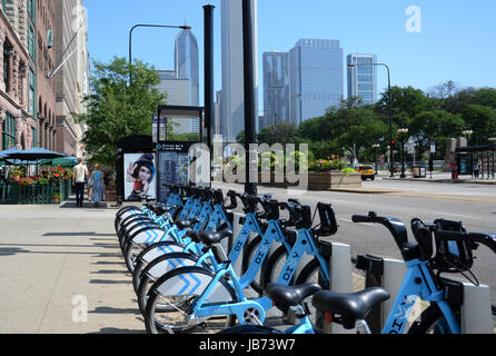 CHICAGO - le 18 juillet : Location de vélos station sur Michigan Avenue à Chicago, présenté le 18 juillet 2013. Dans le premier mois de fonctionnement sur 50 000 trajets ont été prises par Chicago's Partager Programme. Banque D'Images