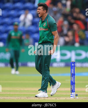 Taskin du Bangladesh Ahmed célèbre après avoir pris le guichet des Néo-Zélandais de Luc Ronchi au cours de l'ICC Champions trophy, Groupe un match à Sophia Gardens, Cardiff. Banque D'Images