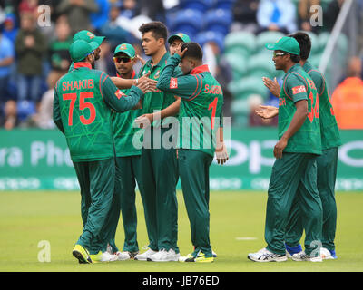 Taskin du Bangladesh Ahmed (centre) célèbre après avoir pris le guichet des Néo-Zélandais de Luc Ronchi au cours de l'ICC Champions trophy, Groupe un match à Sophia Gardens, Cardiff. Banque D'Images