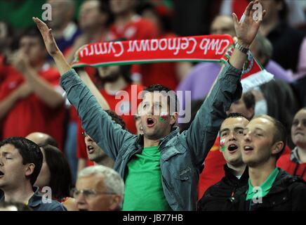 Pays de Galles FANS DANS LES PEUPLEMENTS ANGLETERRE V Pays de Galles au stade de Wembley Londres Angleterre 06 Septembre 2011 Banque D'Images