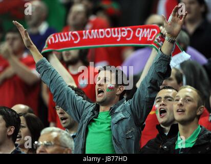 Pays de Galles FANS DANS LES PEUPLEMENTS ANGLETERRE V Pays de Galles au stade de Wembley Londres Angleterre 06 Septembre 2011 Banque D'Images