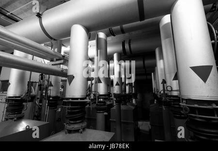 Tuyauterie métallique partie de pompage et de filtration d'air dans un bunker souterrain. Banque D'Images