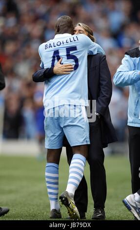 WIT CÉLÈBRE MARIO BALOTELLI MANCHESTER CITY V Everton FC ETHIAD STADIUM MANCHESTER EN ANGLETERRE 24 Septembre 2011 Banque D'Images