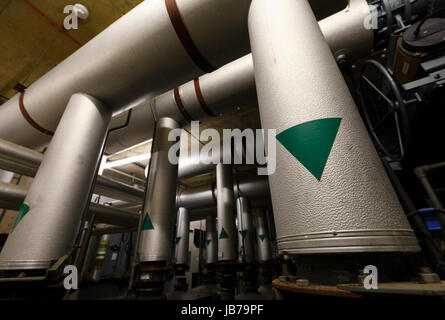 Tuyauterie métallique partie de pompage et de filtration d'air dans un bunker souterrain. Banque D'Images