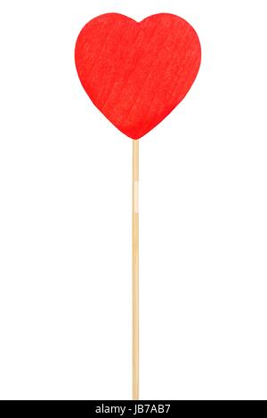 Coeur en bois rouge sur stick isolé sur fond blanc Banque D'Images