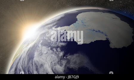 Coucher du soleil au-dessus de l'Antarctique région sur la planète Terre vue de l'espace avec la Lune et les étoiles en arrière-plan. Éléments de cette image fournie par la NASA. Banque D'Images