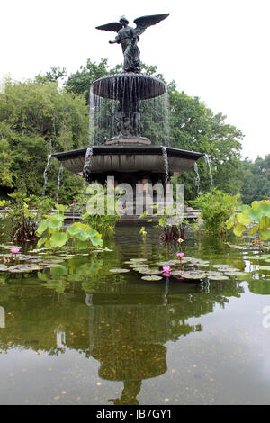 Fontaine Bethesda, avec la célèbre statue Ange des eaux au sommet. La statue fait référence à l'Évangile de Jean, qui décrit un ange bénissant la piscine de Béthesda et lui donnant des pouvoirs de guérison. Banque D'Images