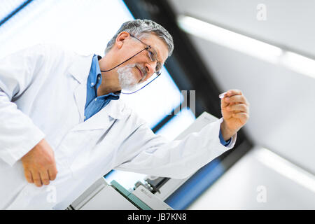 Chercheur Senior male recherche scientifique dans un laboratoire (shallow DOF ; couleur tonique libre) Banque D'Images