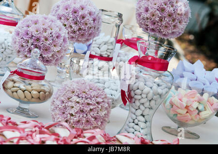 Table de mariage de confettis et bonbons Banque D'Images