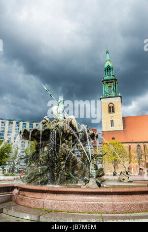 Fontaine de Neptune (Neptunbrunnen) avec l'église St Mary (Marienkirche) dans l'arrière-plan dans la place Alexanderplatz, Berlin, Allemagne Banque D'Images