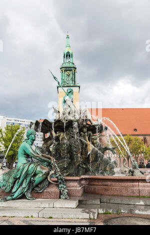 Fontaine de Neptune (Neptunbrunnen) avec l'église St Mary (Marienkirche) dans l'arrière-plan dans la place Alexanderplatz, Berlin, Allemagne Banque D'Images
