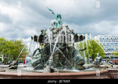 Berlin, Allemagne - 13 Avril 2017 : les gens marcher autour de fontaine de Neptune (Neptunbrunnen) dans la place Alexanderplatz, Berlin, Allemagne Banque D'Images