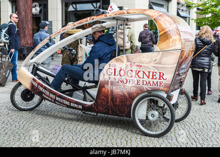 Berlin, Allemagne - 13 Avril 2017 : Chauffeur en attente pour les clients dans la rue pour leur transport sur un tricycle à Berlin, Allemagne. Banque D'Images