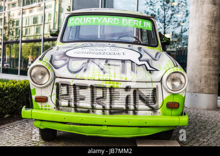 Berlin, Allemagne - 13 Avril 2017 : voiture de la marque Trabant utilisé de publicité dans la rue à Berlin, Allemagne Banque D'Images