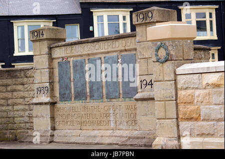 Hartlepool Pointe War Memorial Plaques métal donnant les noms des victimes qui ont péri dans le bombardement allemand WW1 Banque D'Images