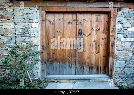 L'ancienne porte en bois dans la vieille ville, la Bulgarie Banque D'Images