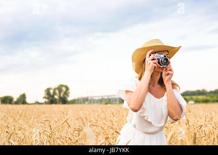 Photographe à l'aide d'ancien appareil photo rétro Banque D'Images