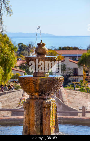 Fontaine de l'océan Pacifique Mission Santa Barbara en Californie. Fondée en 1786 à la fin du père Junipero Serra la vie. Banque D'Images