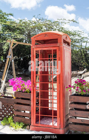 Cabine téléphonique rouge dans les tropiques d'Aruba Banque D'Images