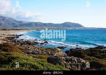 La plage de Falassarna a remporté des prix pour être la plus belle plage de Crète et est toujours l'une des dix meilleures plages d'Europe, avec ses merveilleux, sable blanc et chaud, eau cristalline. Banque D'Images