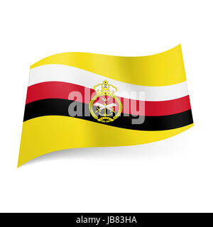 Les Forces armées de drapeau Brunei : diagonal blanc, rouge et noir bandes horizontales sur champ jaune avec l'insigne des Forces armées dans le centre Banque D'Images