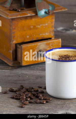 Kaffeebecher Kaffeebohnen und mit Mühle Banque D'Images