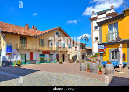 Les petites ruelles pavées plaza au centre de ville typiquement italien entre les maisons colorées à Barolo, Italie. Banque D'Images