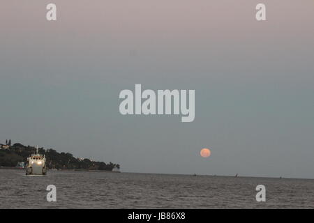 Coucher du soleil à Katembe mozambicain de Maputo,construçao ponte katembe,porto de Maputo. Banque D'Images