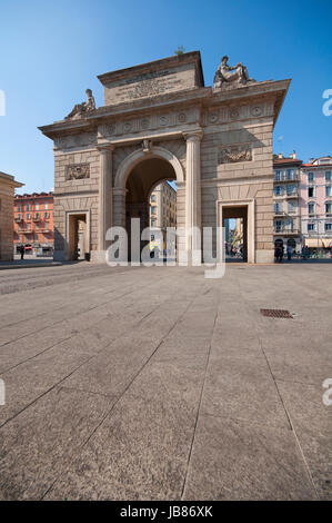 L'Italie, Lombardie, Milan, Piazza XXV Aprile, carrés de Porta Garibaldi, ancienne porte de la ville Banque D'Images