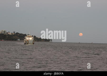 Coucher du soleil à Katembe mozambicain de Maputo,construçao ponte katembe,porto de Maputo. Banque D'Images