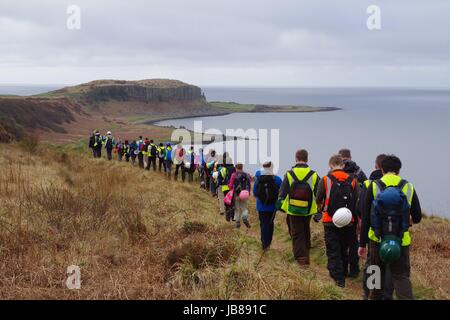 Partie de l'université étudiants en géologie, la randonnée vers le sud jusqu'à la Doon Sill. Drumadoon Point, Arran, Ecosse. Avril 2017 Banque D'Images