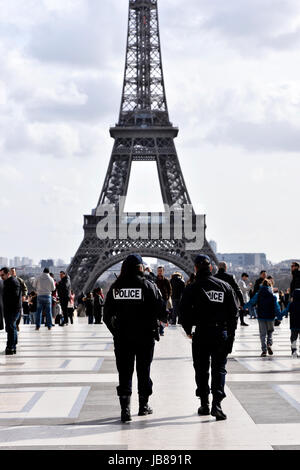 Patrouille de police au Trocadéro Tour Eiffel, Paris, France Banque D'Images