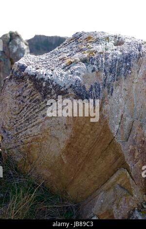 Flux intéressants Rhyolite bagués sur la plage juste au nord de la Doon Sill. Drumadoon Point, île d'Arran, en Écosse. Avril 2017. Banque D'Images