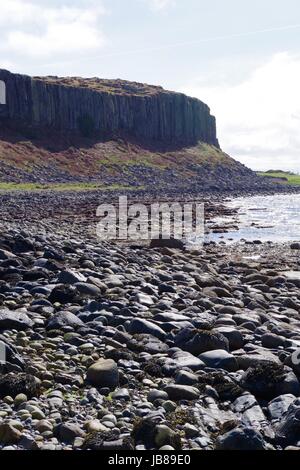 L'estran et de la Caisse à Drumadoon dominant Doon Point. Arran, Ecosse. Avril 2017. Banque D'Images