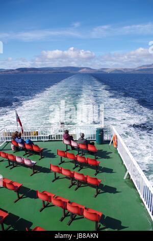 Stern Vue vers l'Ouest à l'île d'Arran, Firth of Clyde, sur le pont du ferry Caledonian MacBrayne. L'Écosse, avril 2017. Banque D'Images