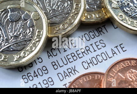 Réception SUPERMARCHÉ AVEC BRITISH COINS RE DES PRIX DES DENRÉES ALIMENTAIRES L'AUGMENTATION DES REVENUS L'INFLATION SHOP MAGASINS SHOPPERS UK Banque D'Images