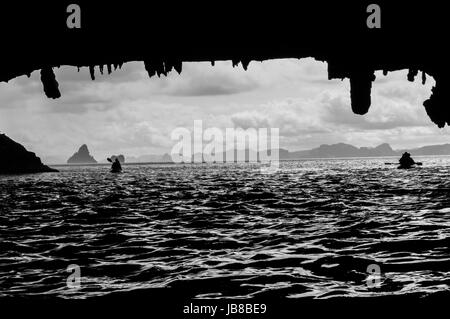 Canoë de mer grotte creux dans la baie de Phang Nga (noir et blanc) Banque D'Images