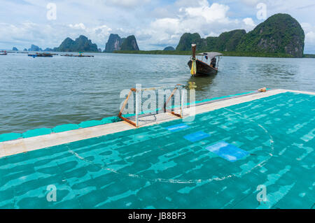 Le petit terrain de football de Koh Panyee avec bateau "long tail et karst dans l'arrière-plan Banque D'Images