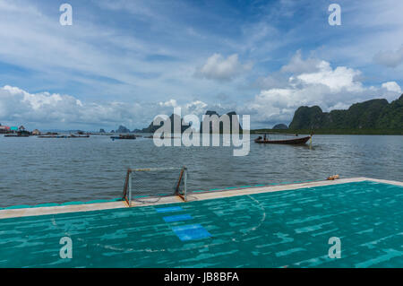 Le petit terrain de football de Koh Panyee avec bateau "long tail et karst dans l'arrière-plan Banque D'Images